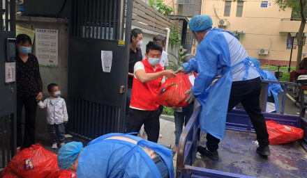 当“志愿红”遇到“蔬菜绿” ——304永利志愿者助力2000余户居民生活物资发放